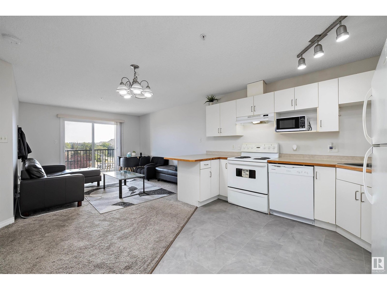 #404 11325 83 ST NW