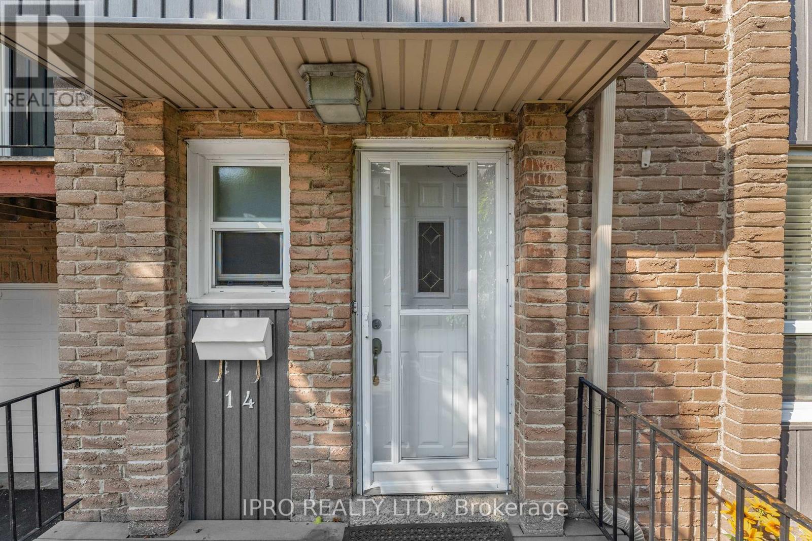 14 - 900 DUNDAS STREET W