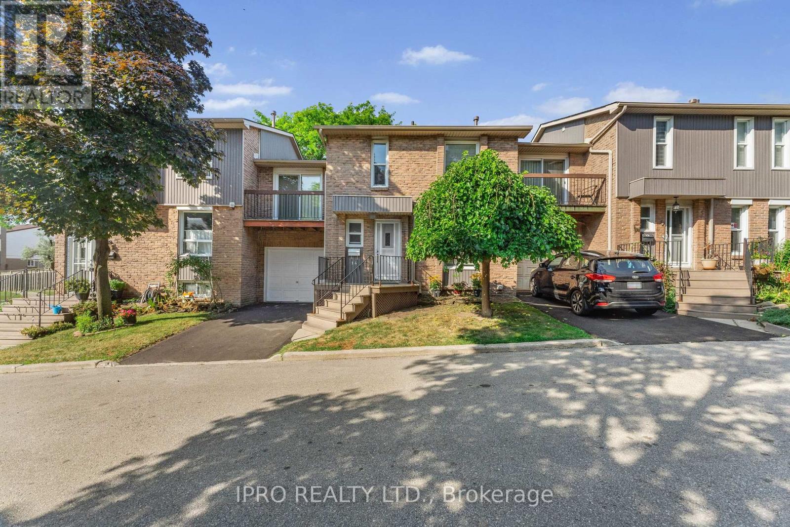 14 - 900 DUNDAS STREET W
