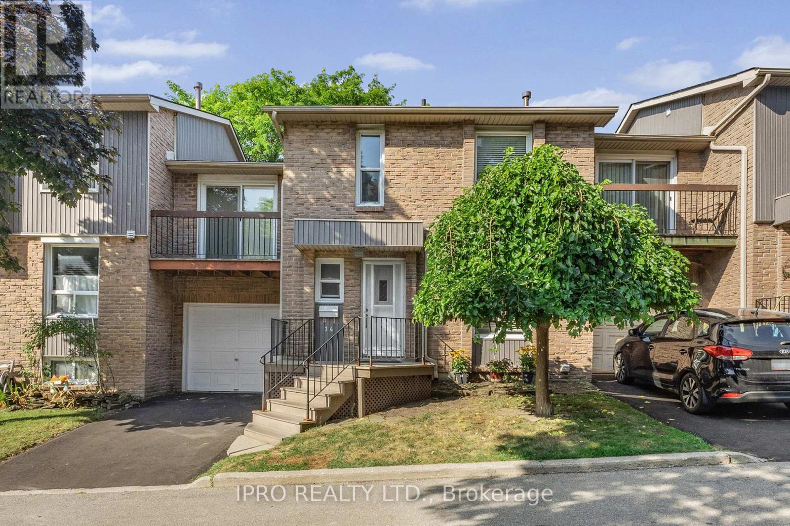 14 - 900 DUNDAS STREET W