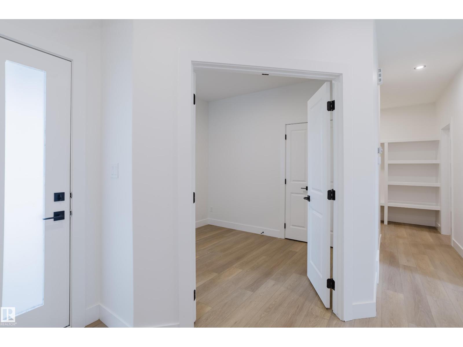 53 RENWYCK PL
