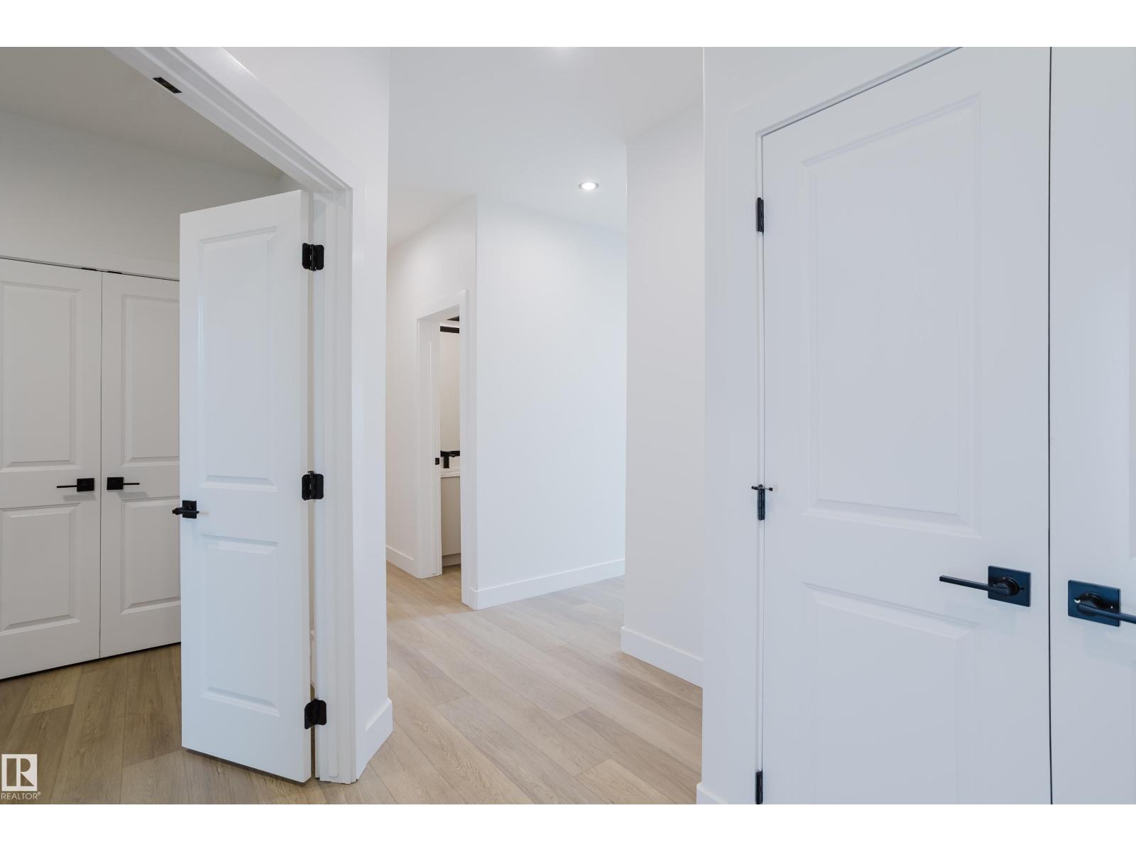 53 RENWYCK PL