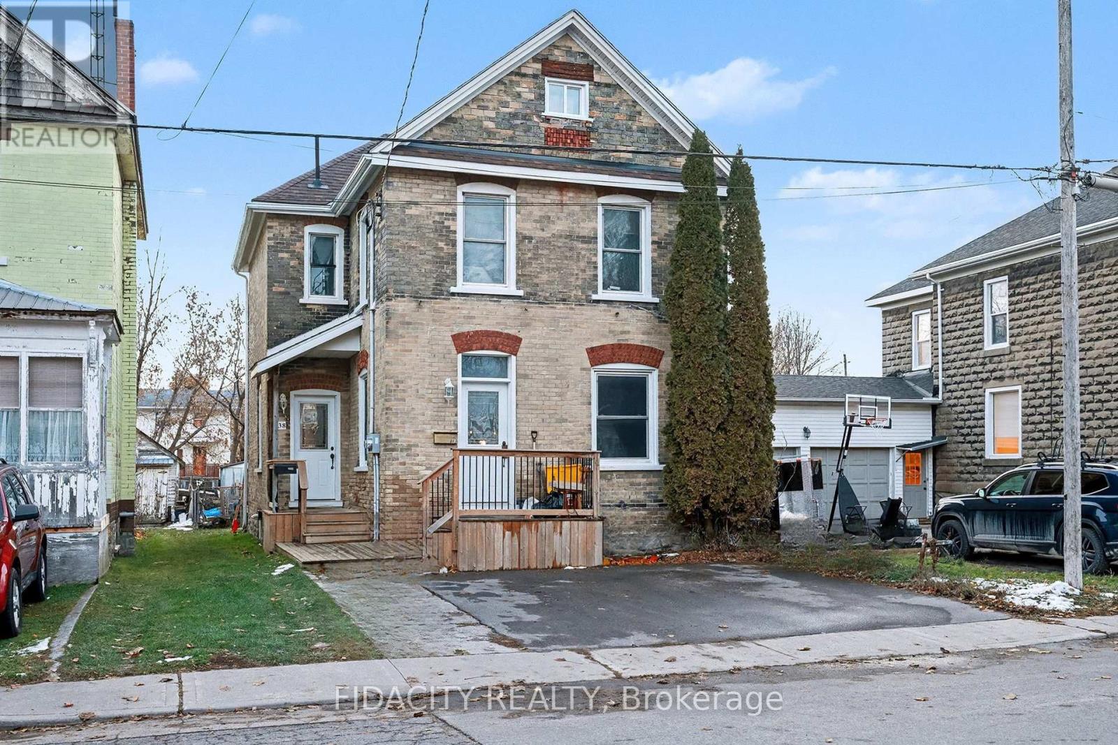 38 WINNIFRED STREET N