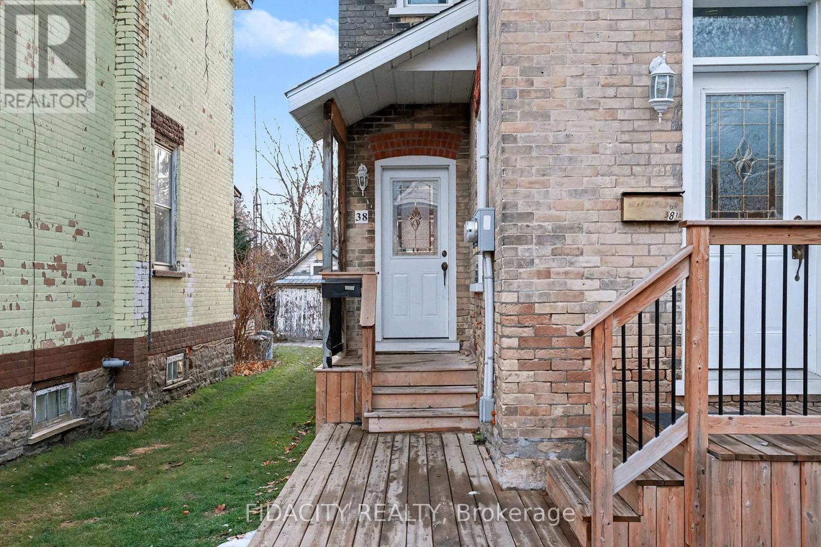 38 WINNIFRED STREET N