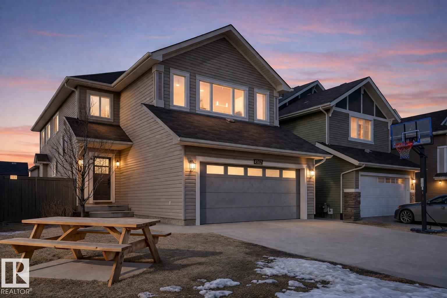 1564 36 AV NW
