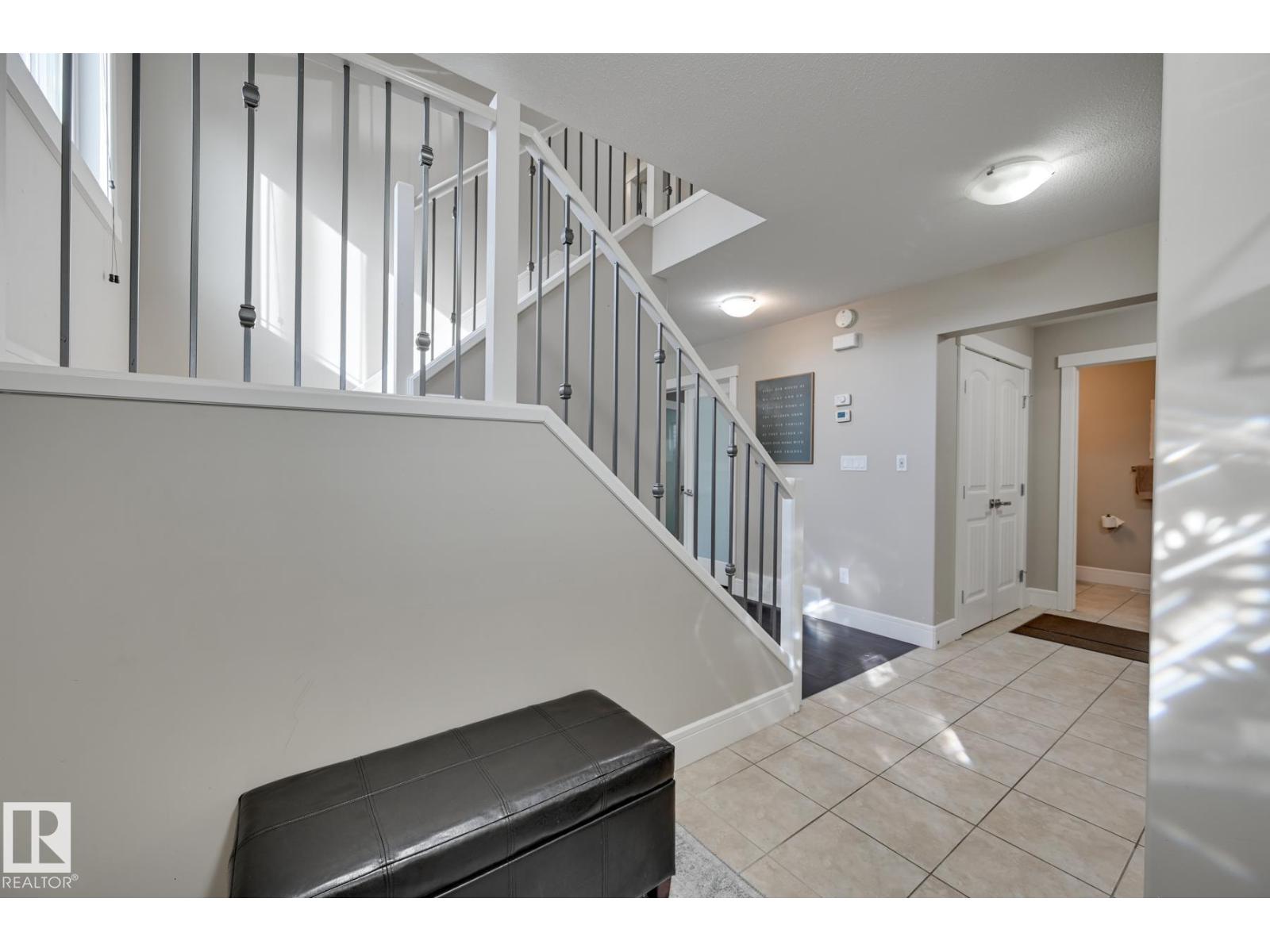 1564 36 AV NW