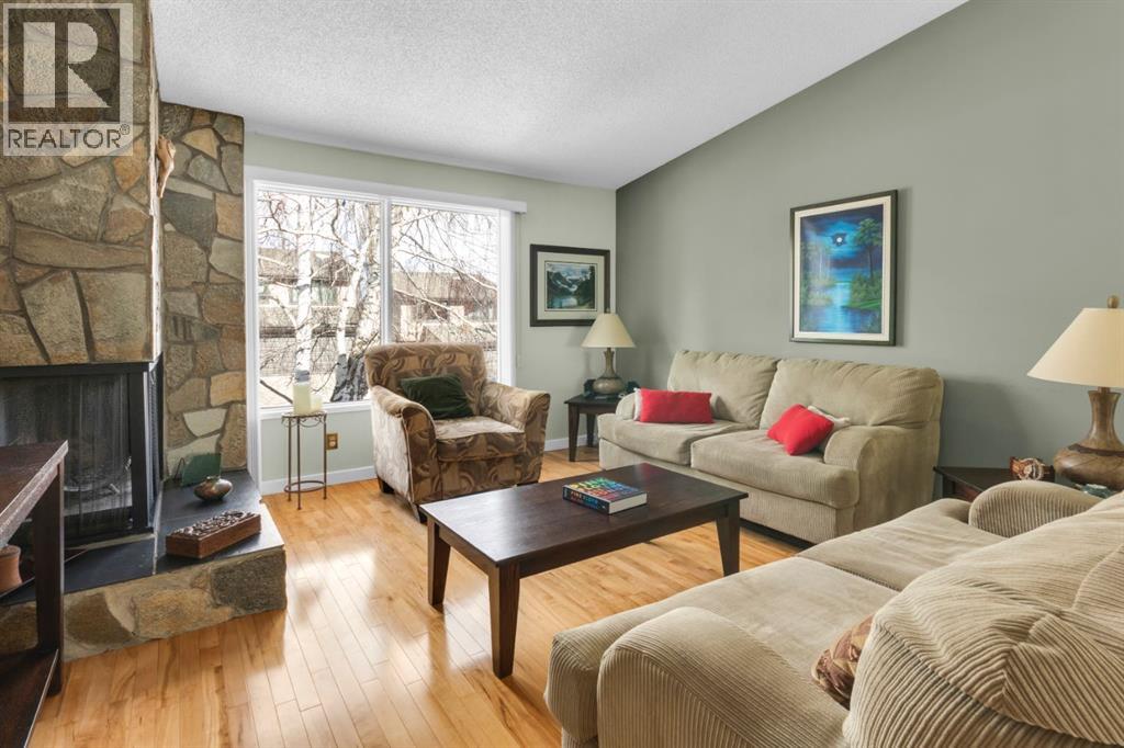 15 Coach Manor Rise SW