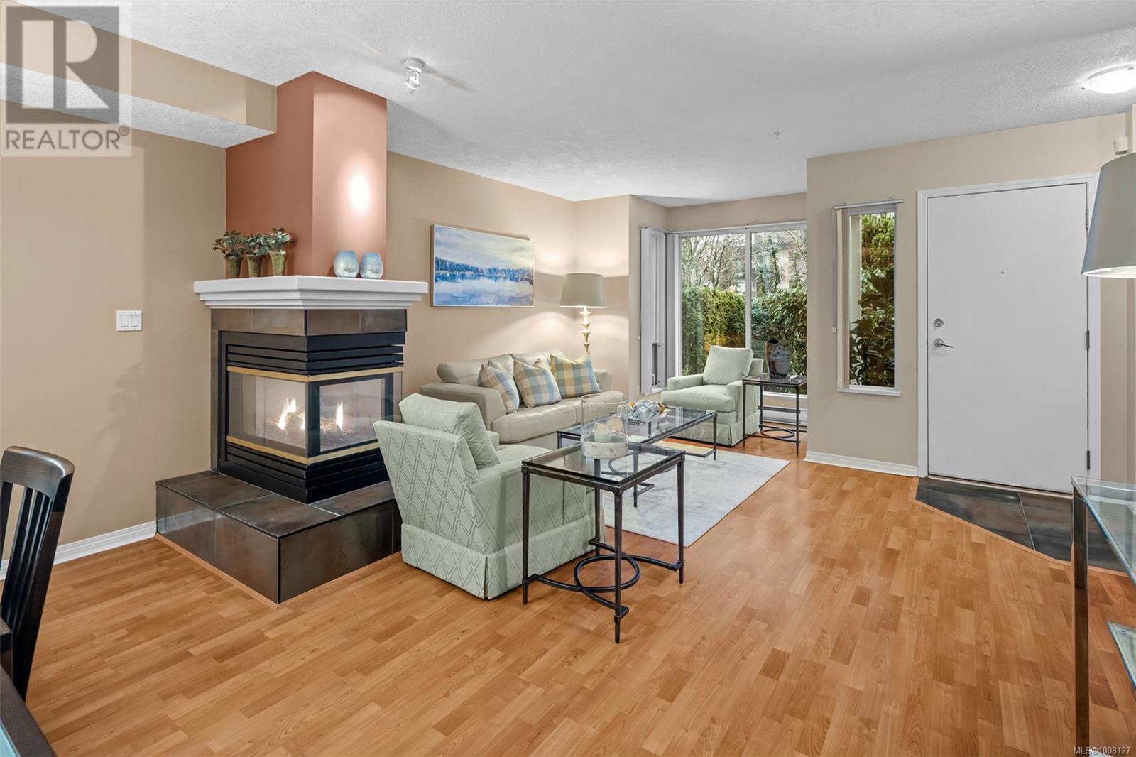TH5 370 Waterfront Cres