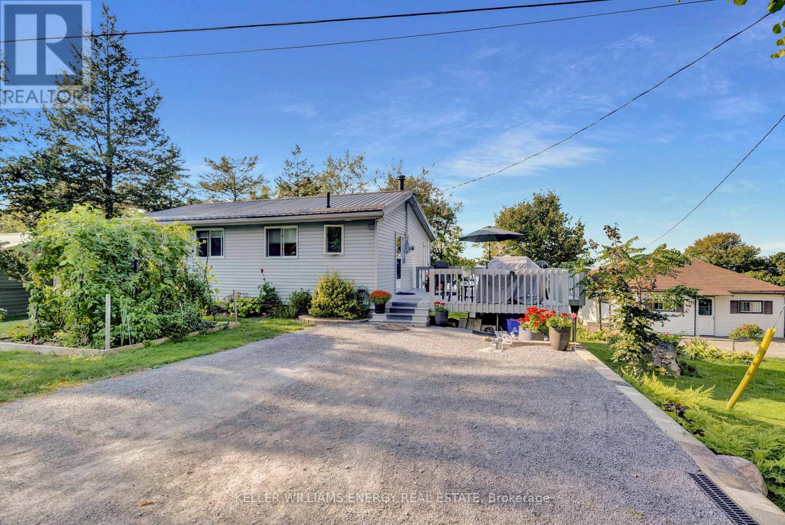 Photo 1 of 35 — 102 BISHOP LANE, Prince Edward County (Sophiasburg Ward), ON K0K1A0