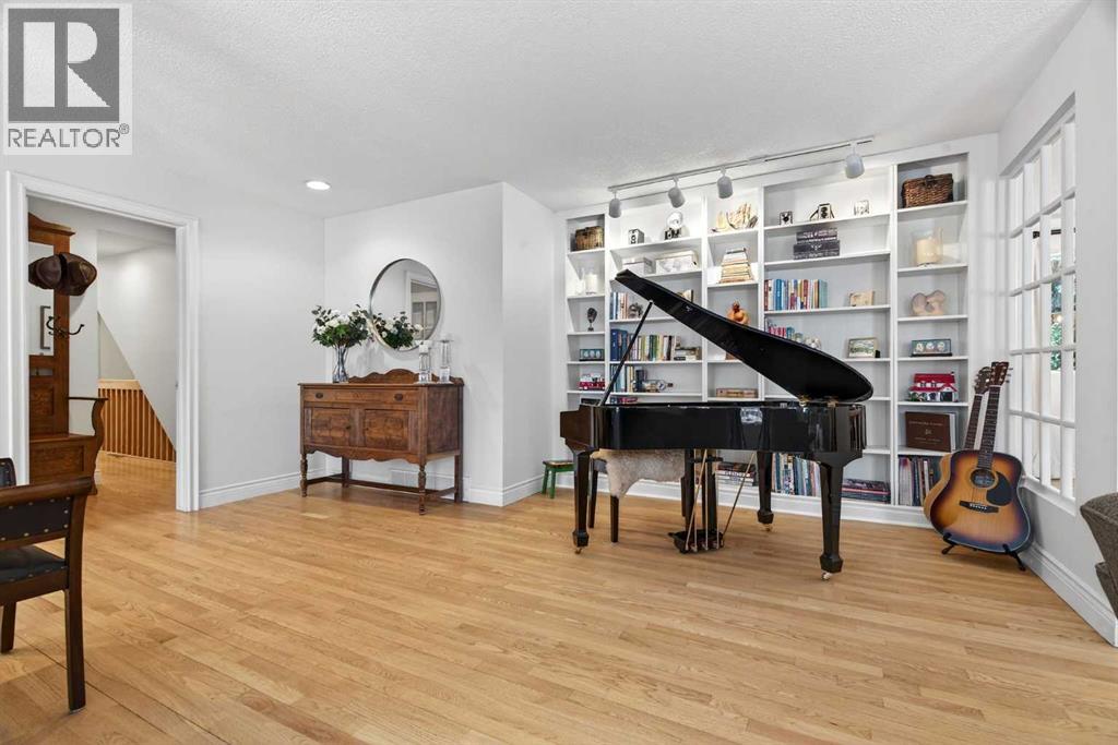 6913 Leaside Drive SW