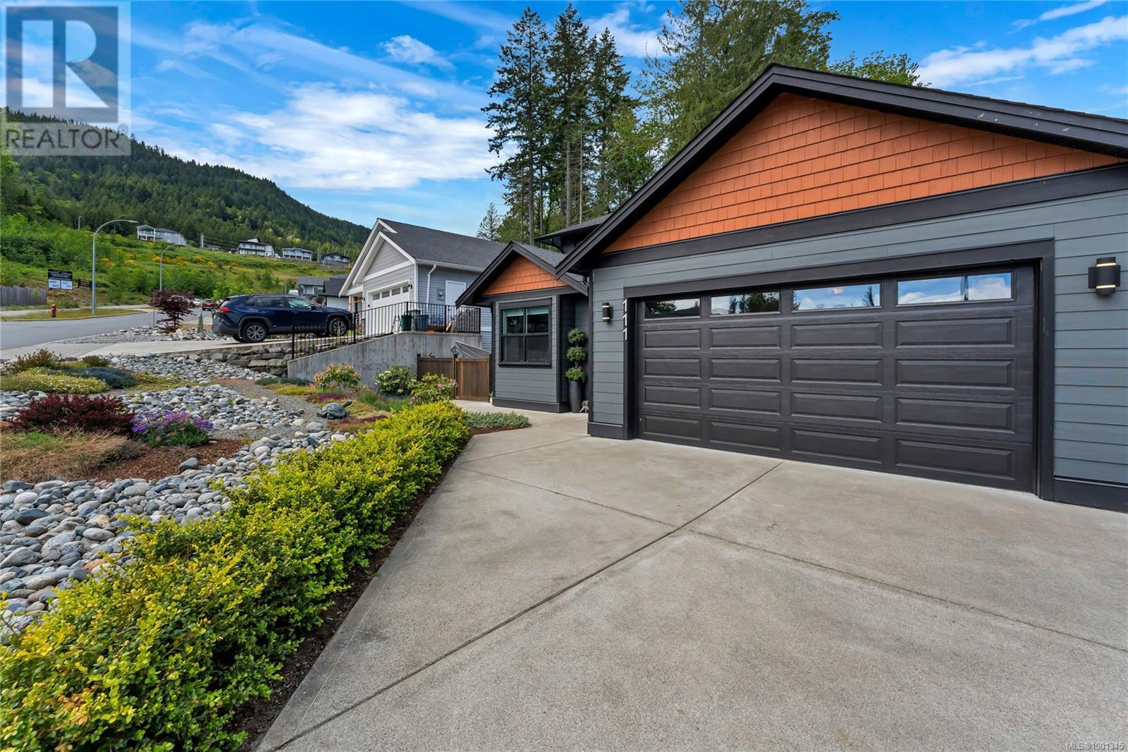 111 Rollie Rose Dr