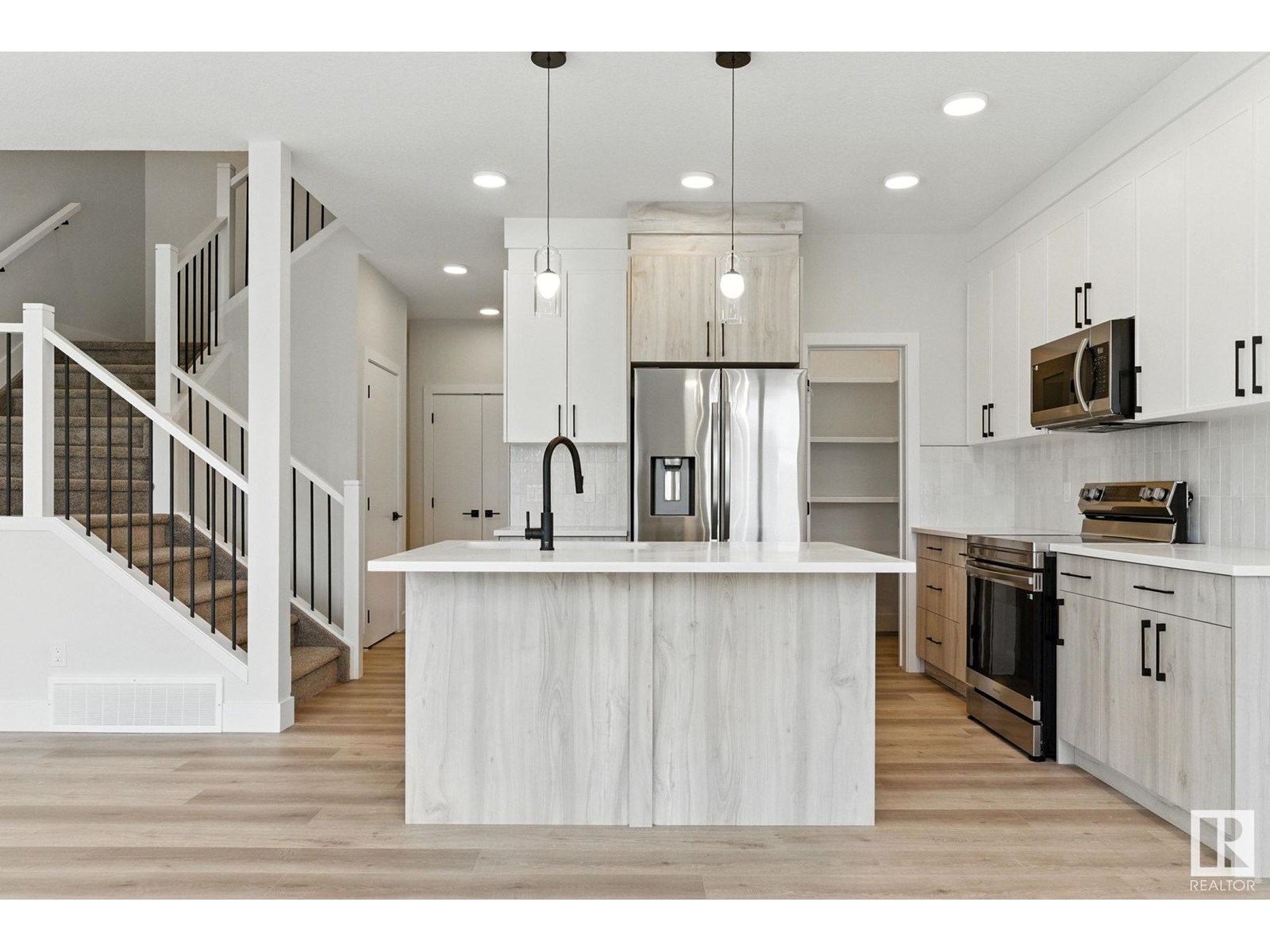 8831 181 AV NW