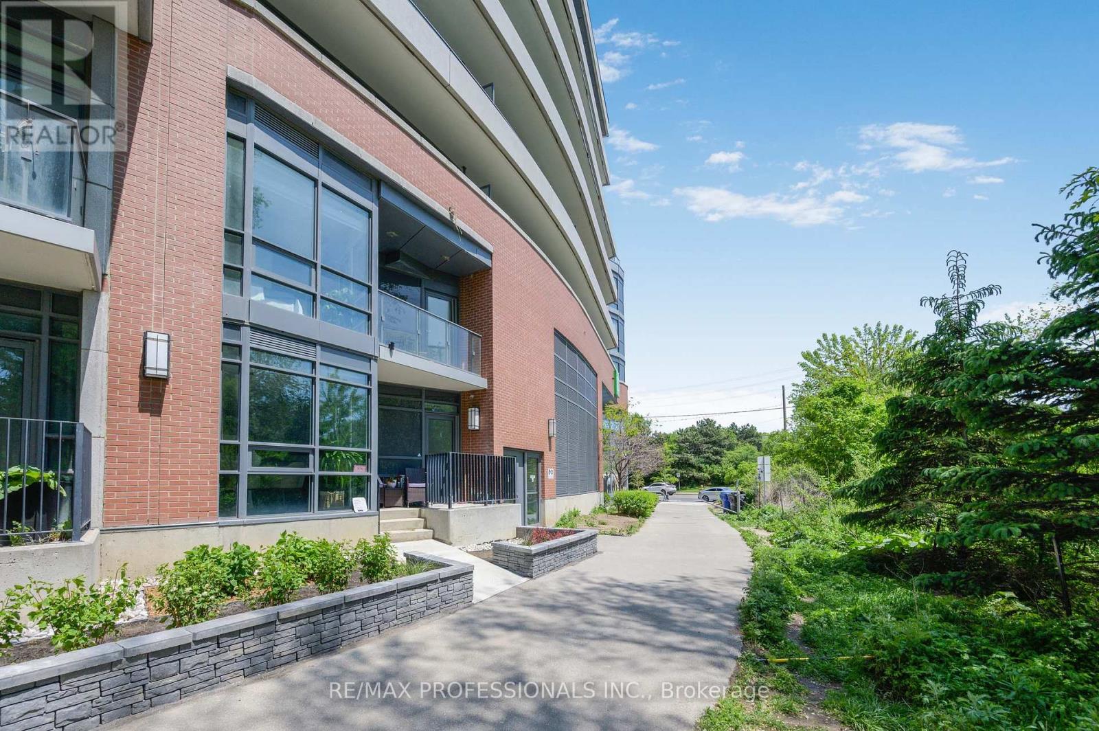 TH04 - 2212 LAKE SHORE BOULEVARD W