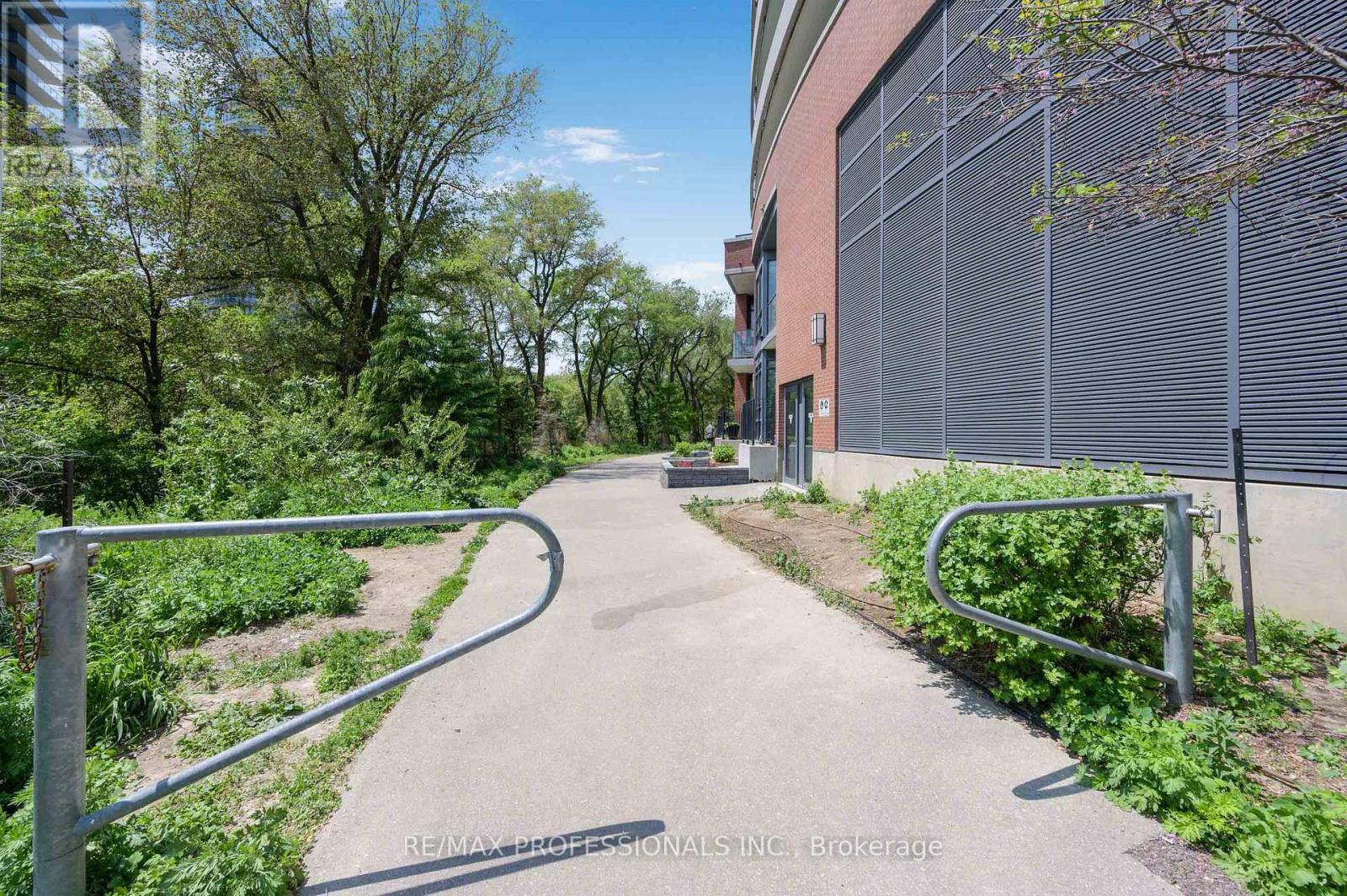 TH04 - 2212 LAKE SHORE BOULEVARD W
