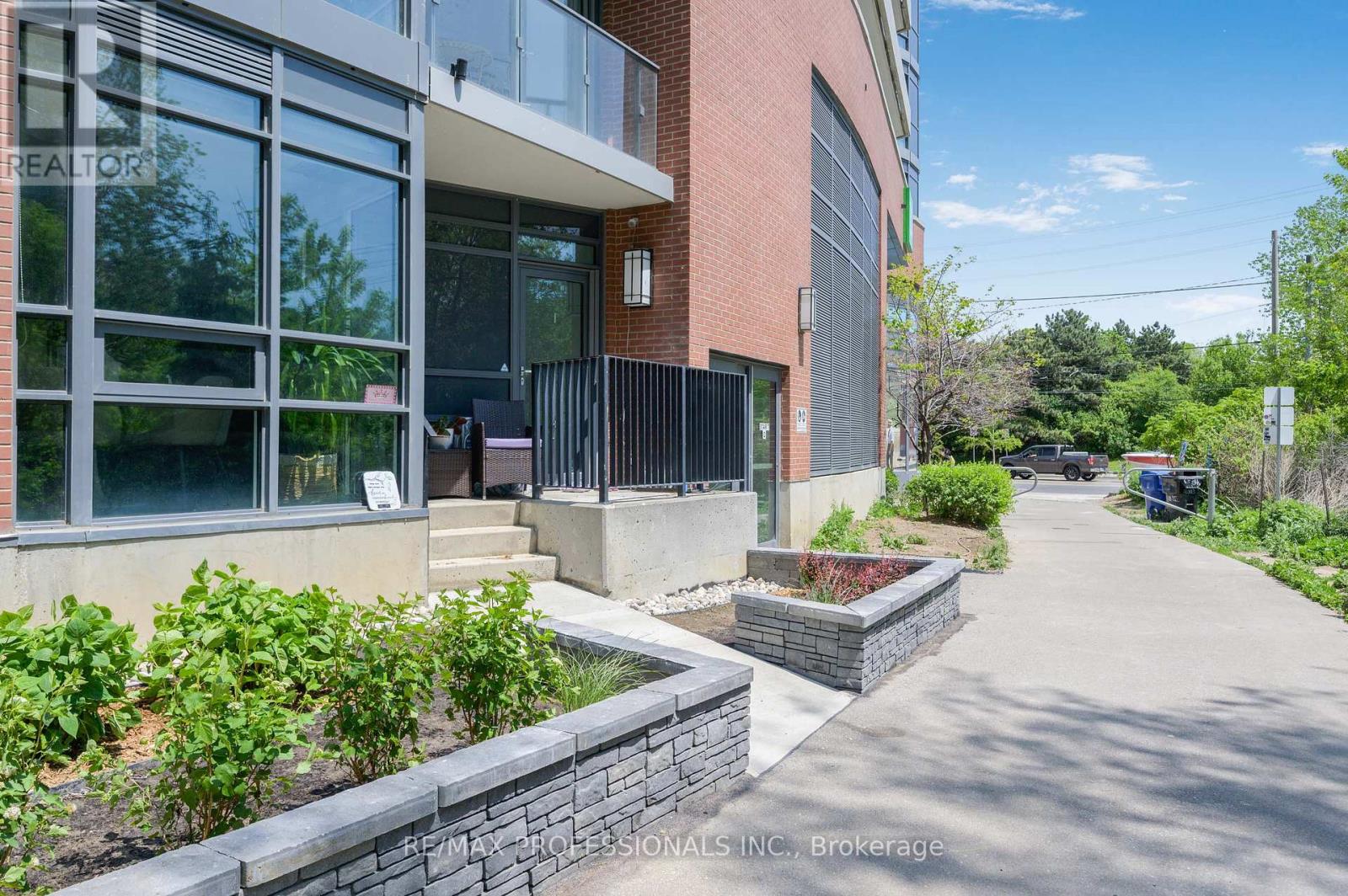 TH04 - 2212 LAKE SHORE BOULEVARD W