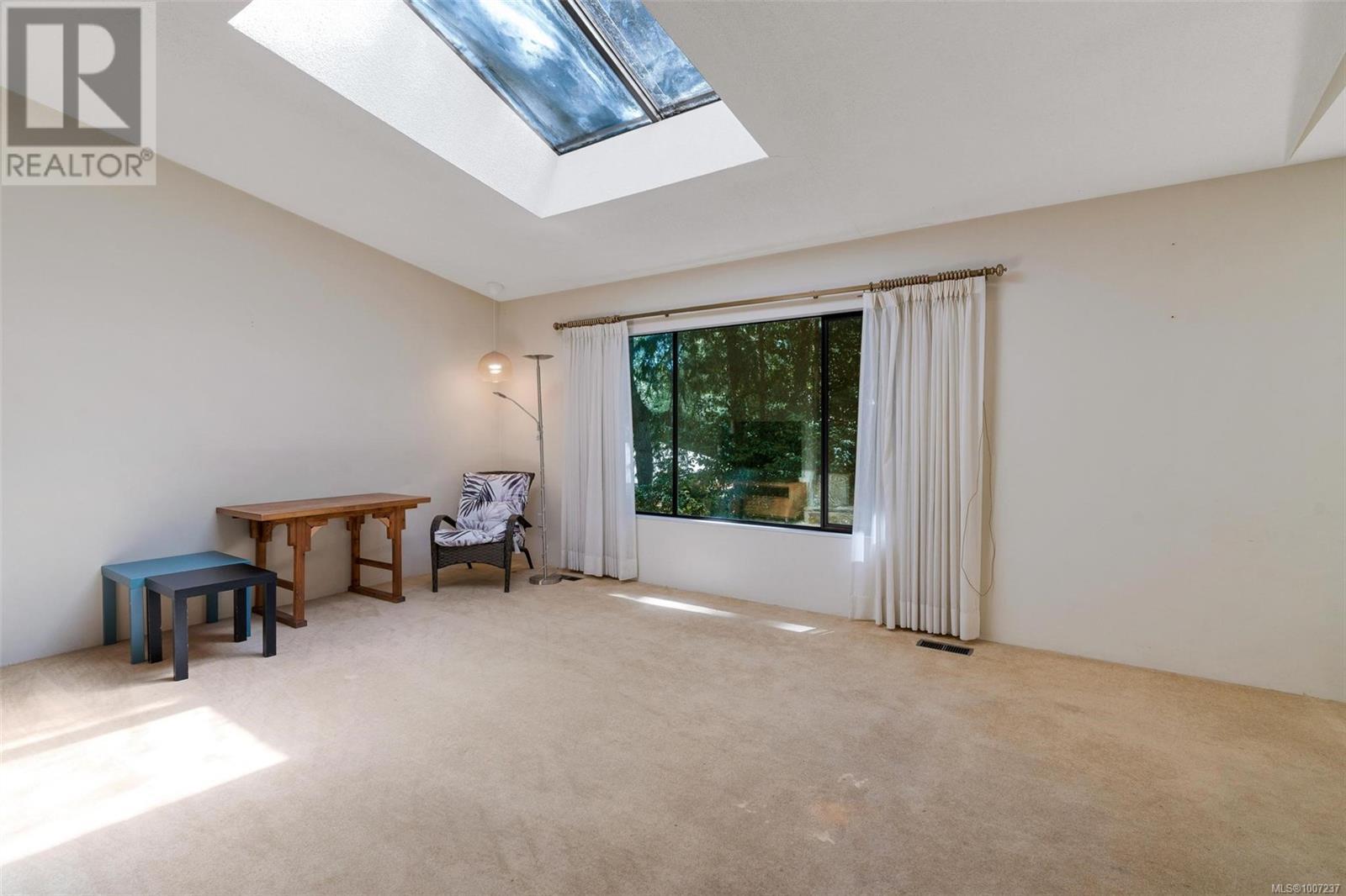 4687 Lochwood Cres