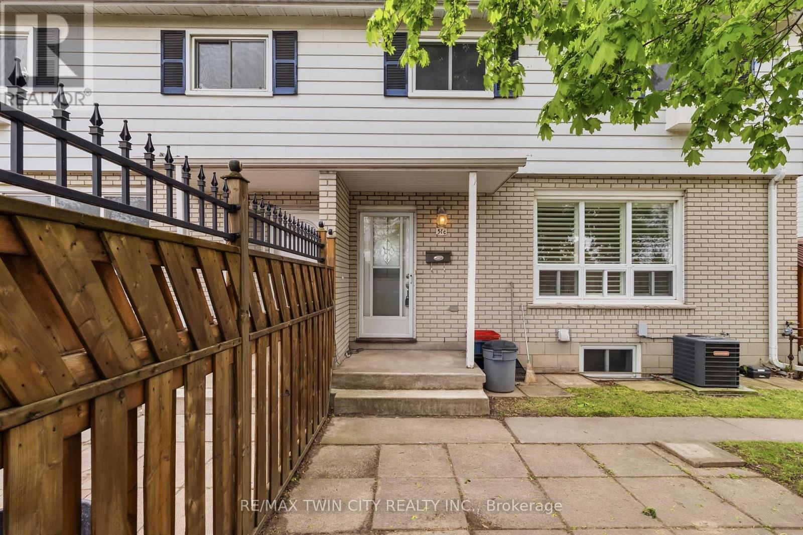 C - 51 METCALFE CRESCENT