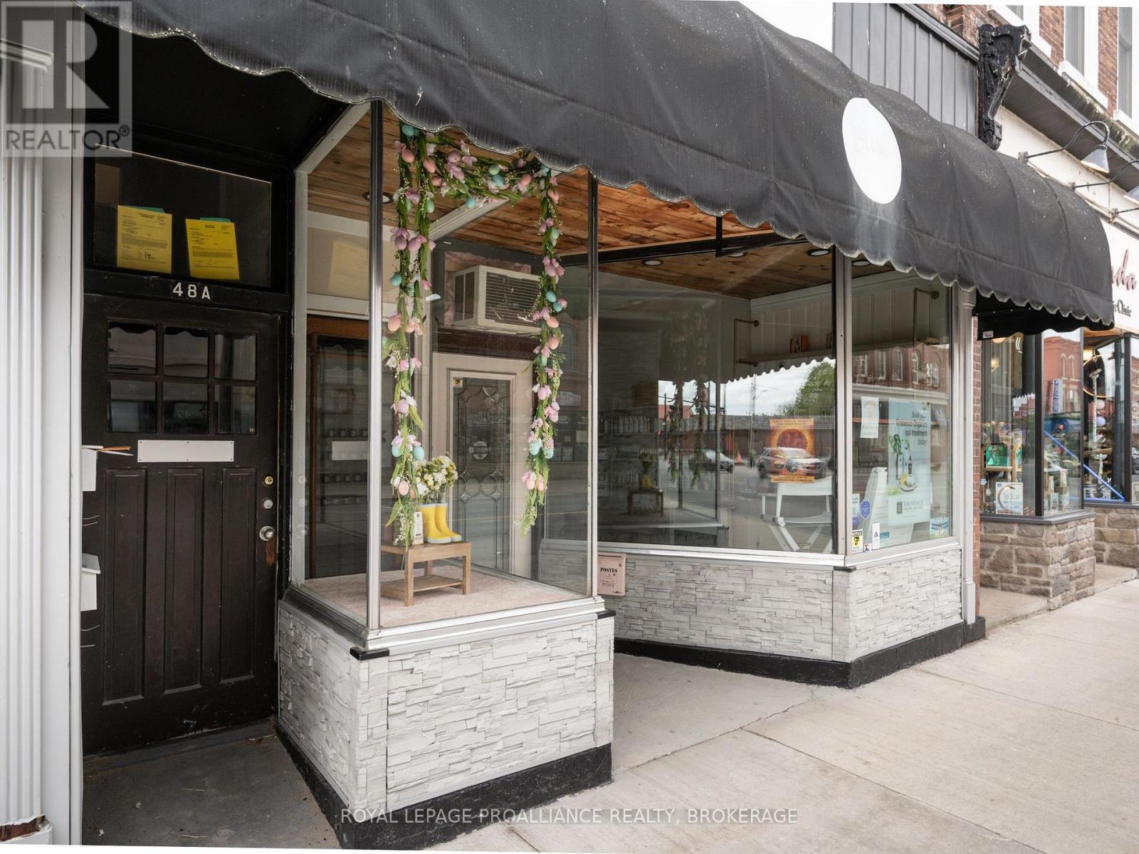48 DUNDAS STREET E