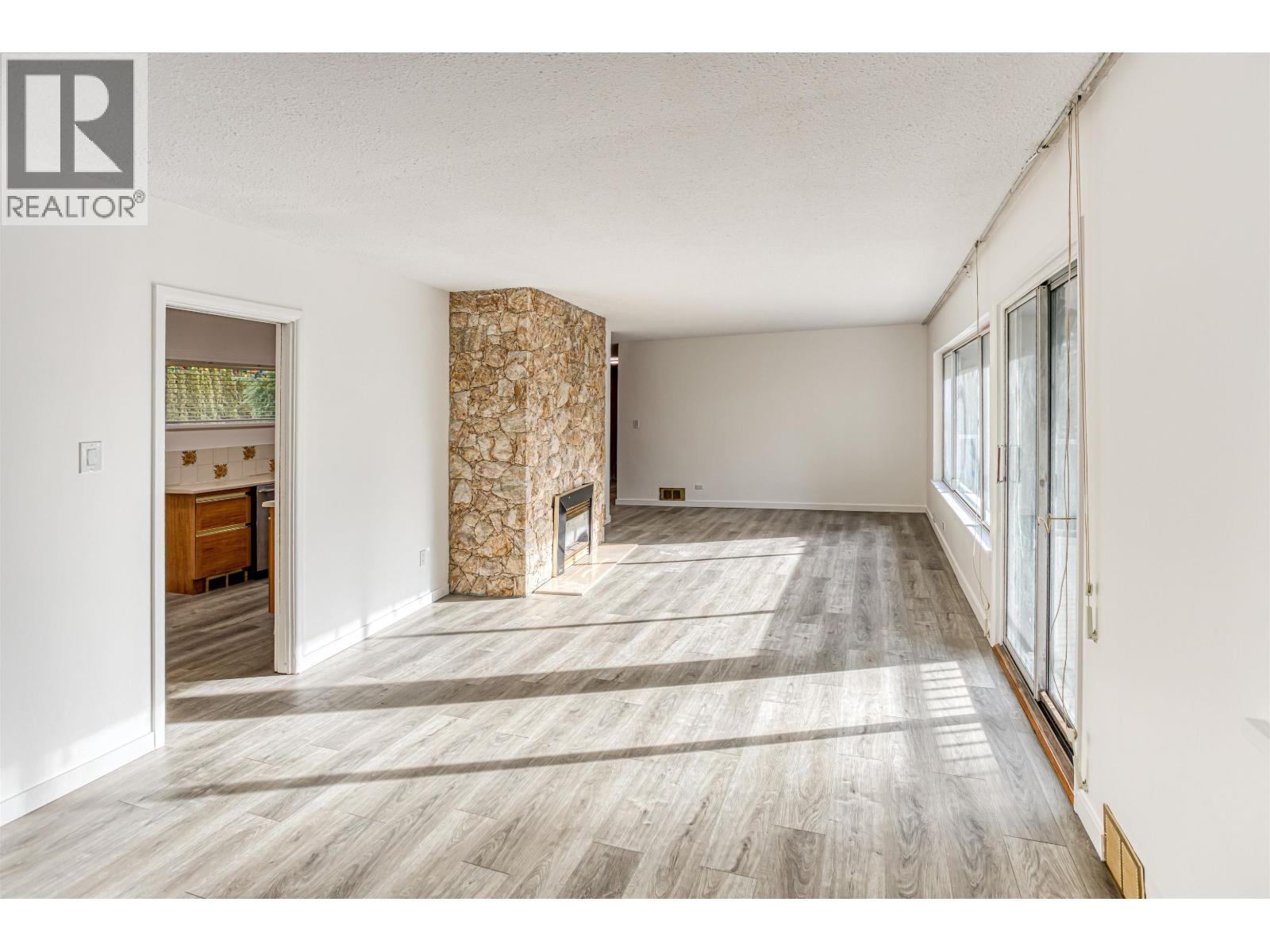 1025 RIDGEWOOD DRIVE