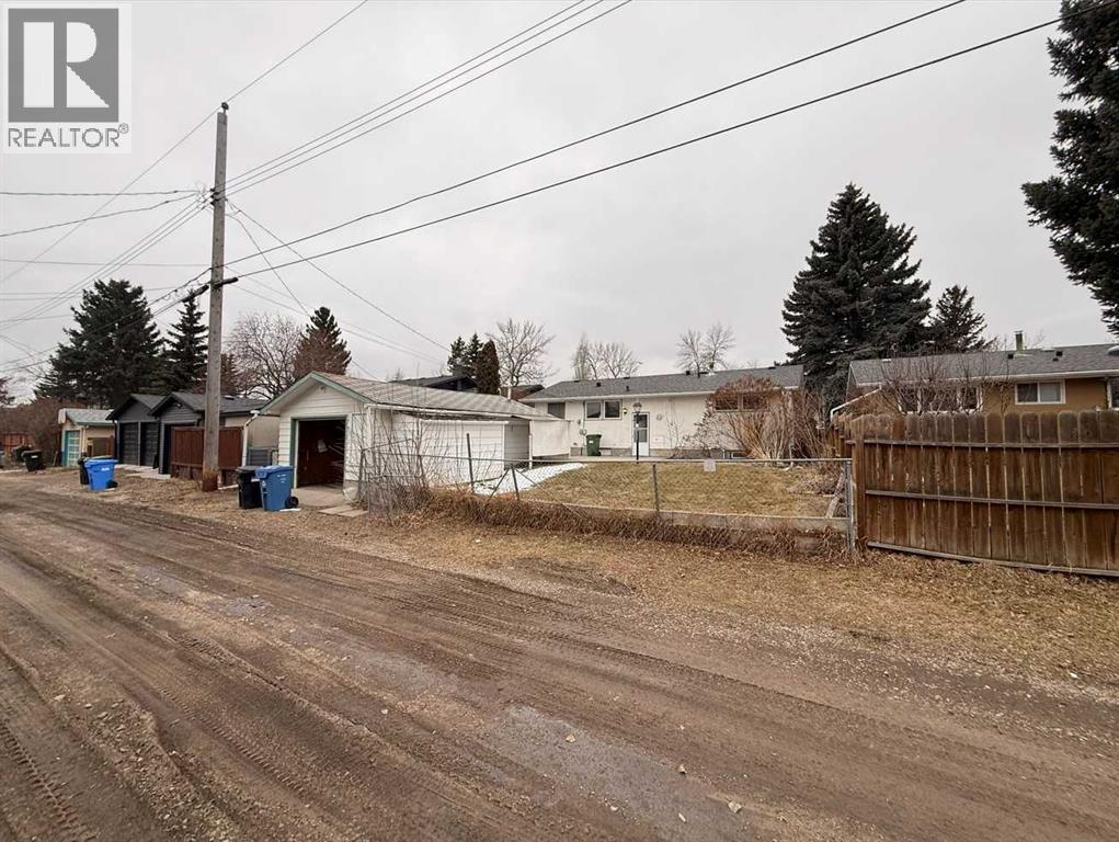 6124 Lloyd Crescent SW