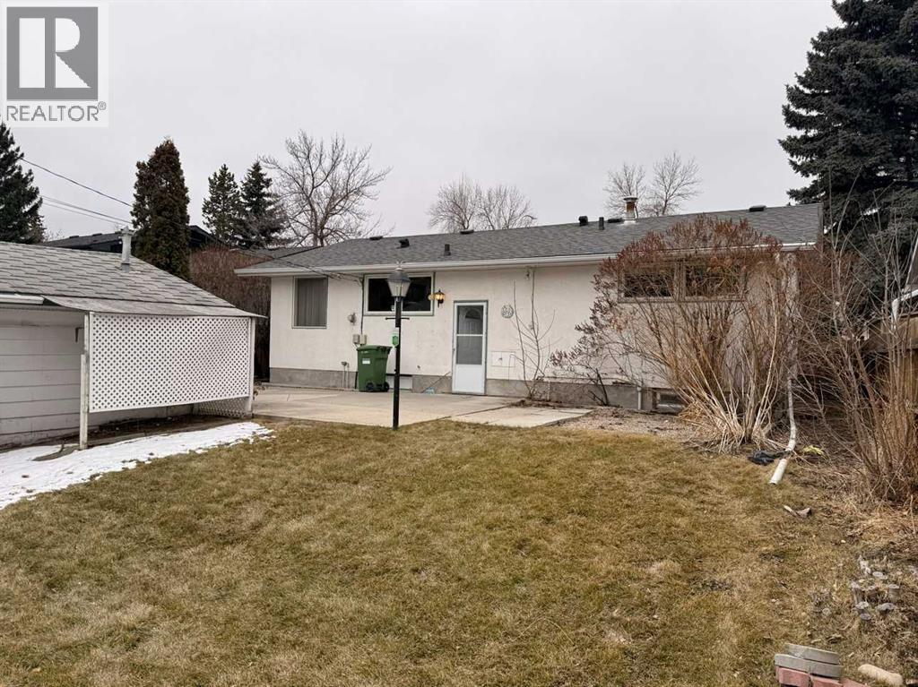 6124 Lloyd Crescent SW