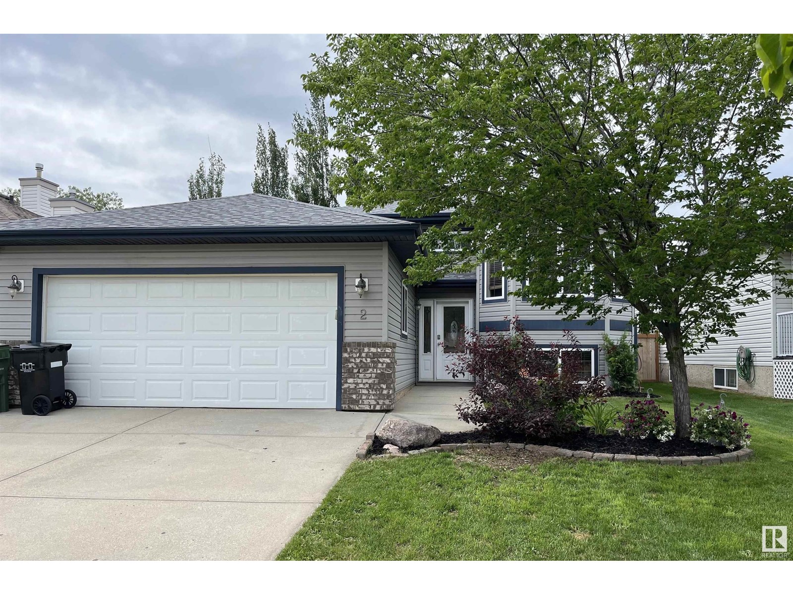 2 WAKEFIELD PL