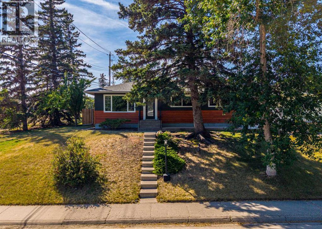 81 White Oak Crescent SW
