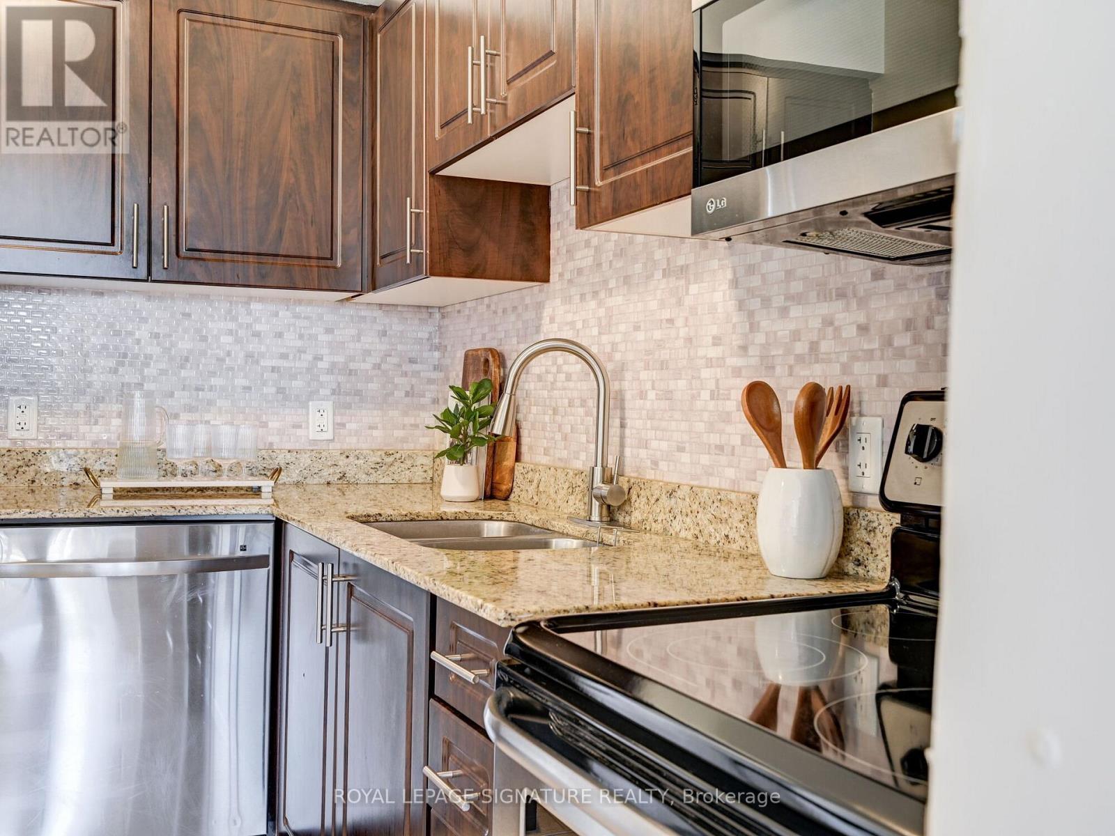 205 - 886 GOLF LINKS ROAD