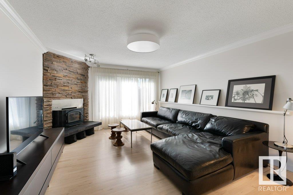 1 LAWRENCE CR