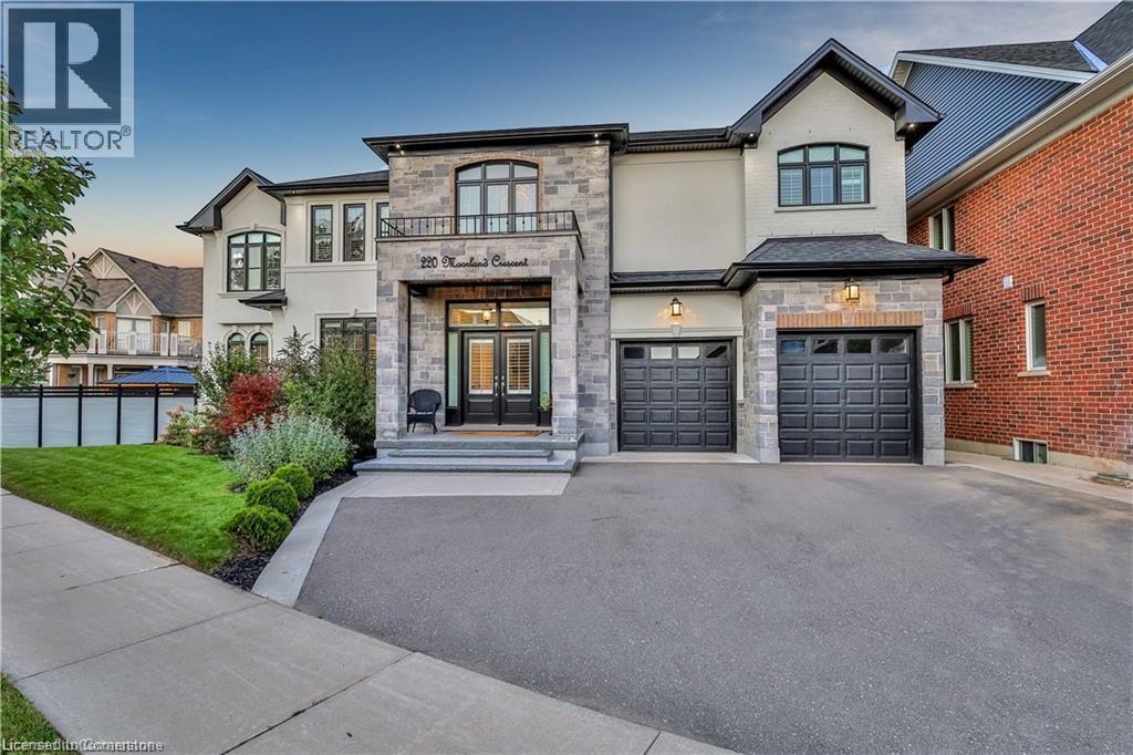 220 MOORLAND Crescent