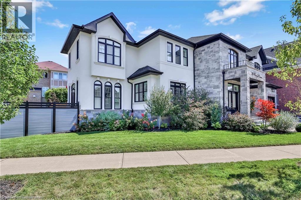 220 MOORLAND Crescent