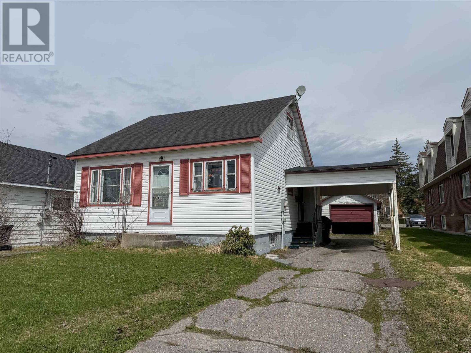 Photo 1 of 46 — 430 McNabb ST, Sault Ste. Marie, ON P6B1Z3