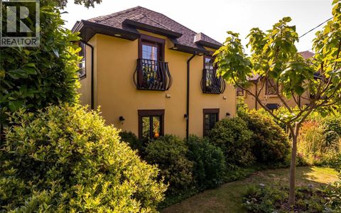 1597 Hampshire Rd Oak Bay BC V8R5T4