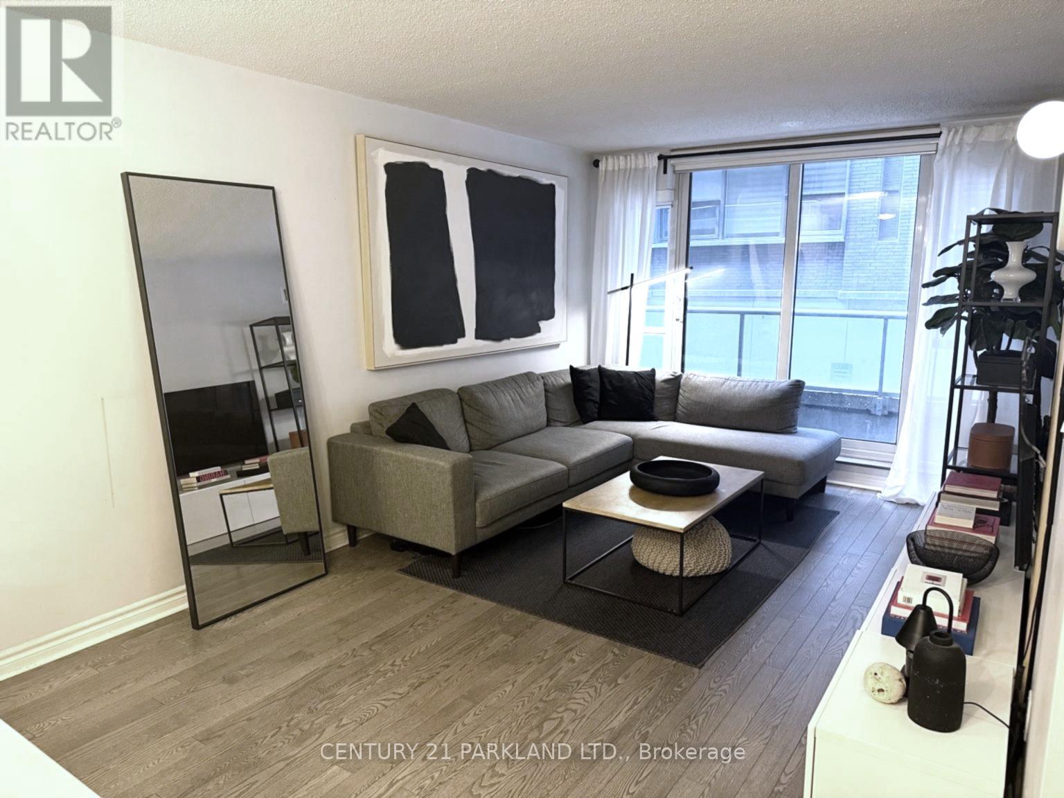 325 - 270 WELLINGTON STREET W