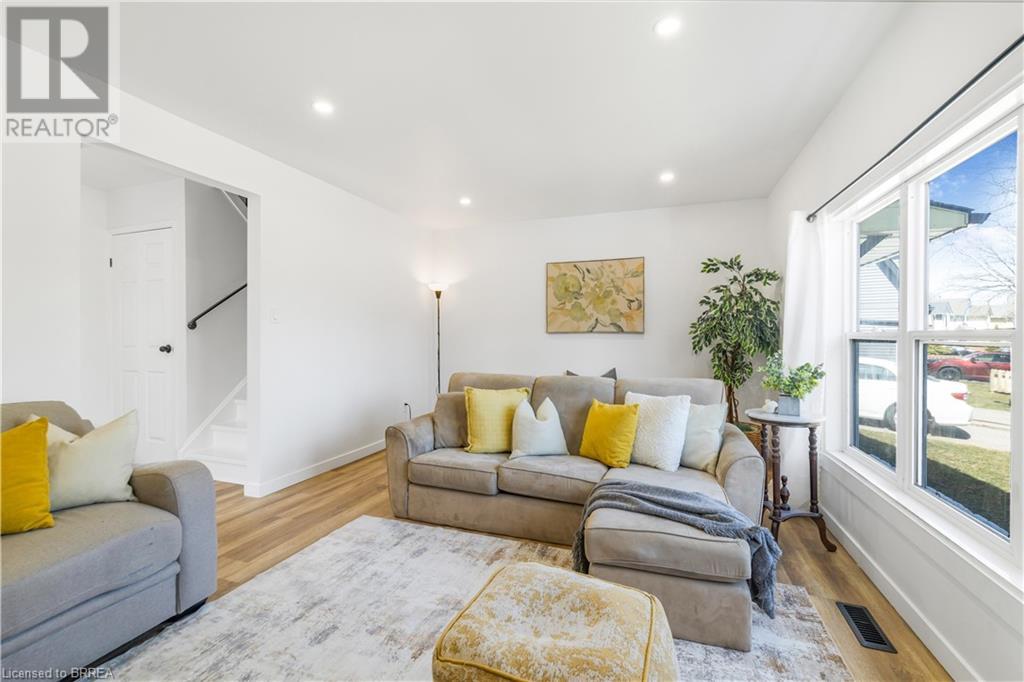 32 ENFIELD Crescent