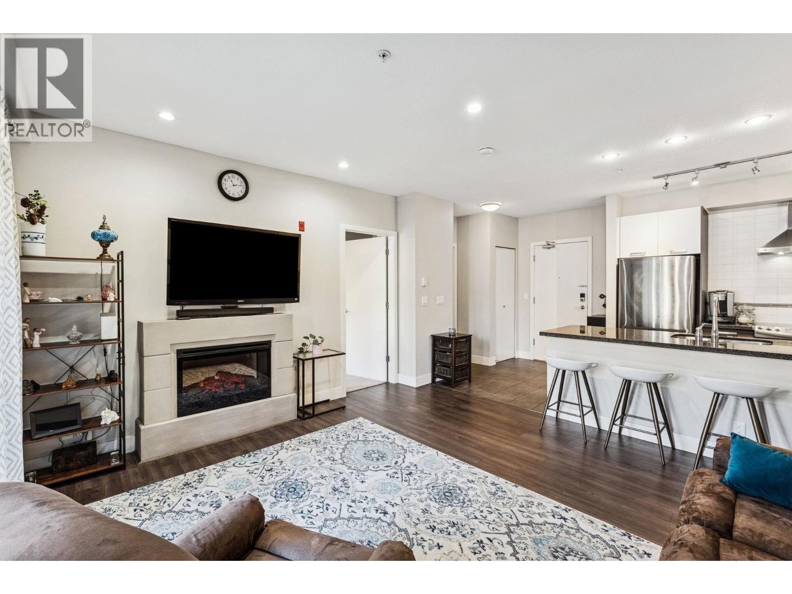 302 1273 MARINE DRIVE