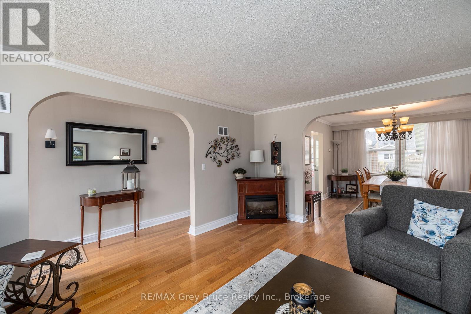1295 4TH AVENUE W