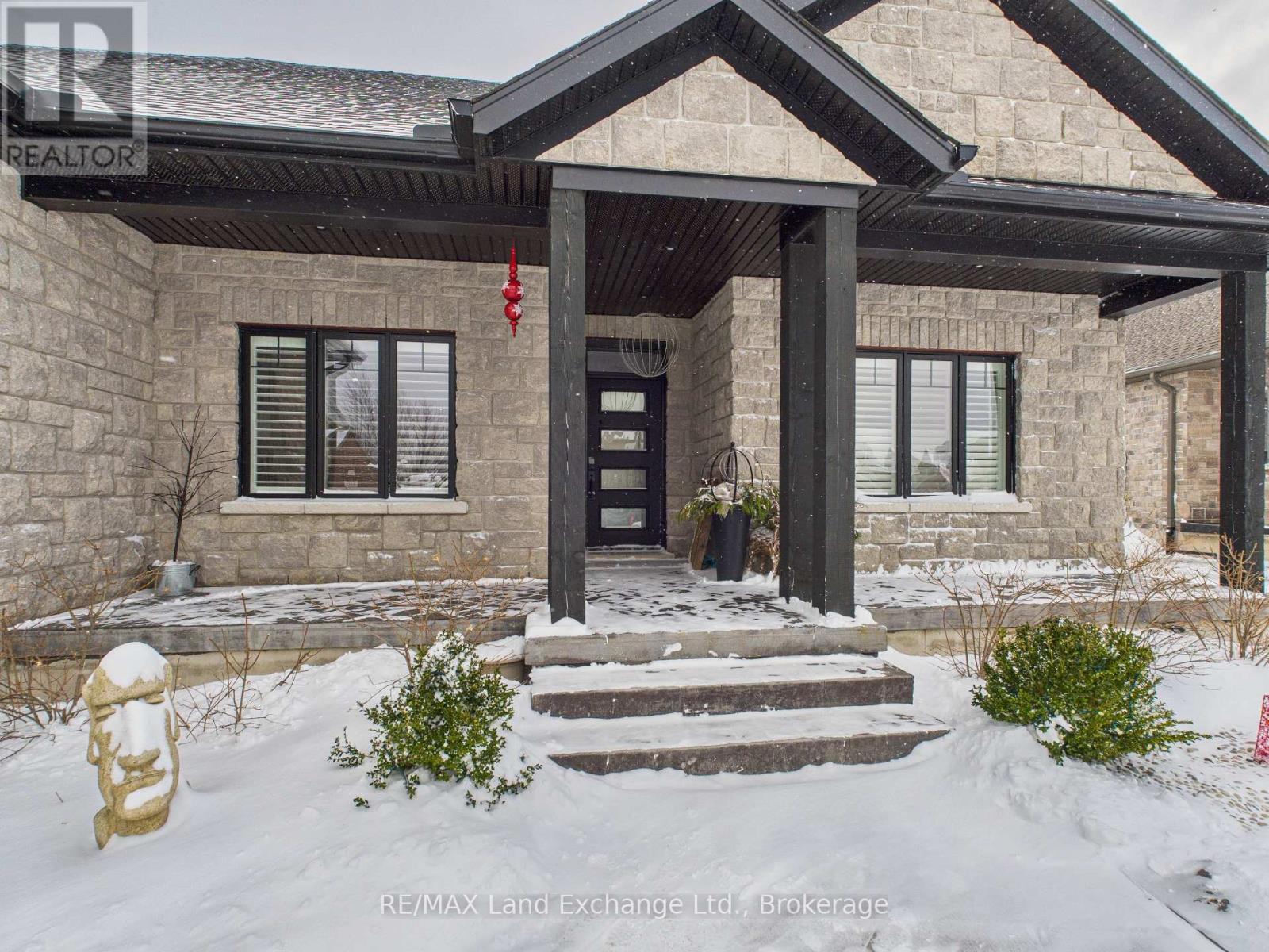 405 MCCULLOUGH CRESCENT