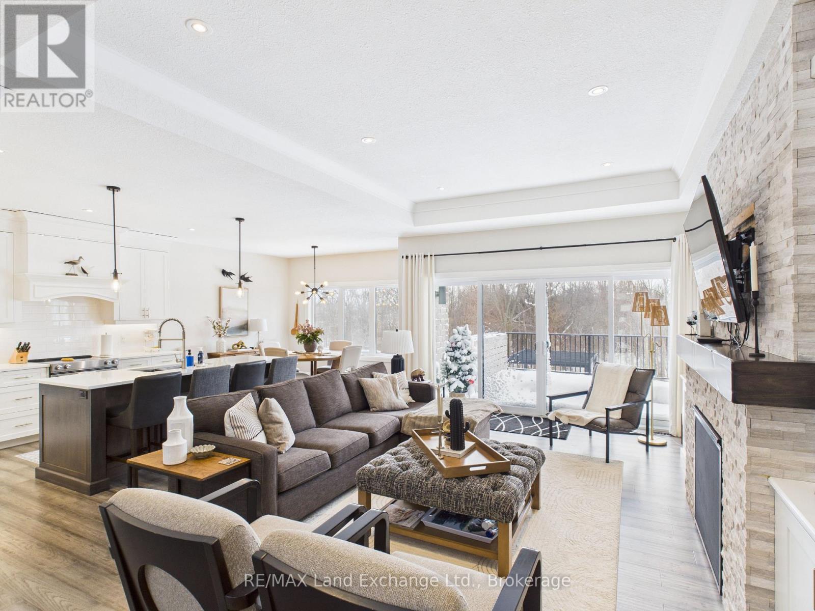 405 MCCULLOUGH CRESCENT