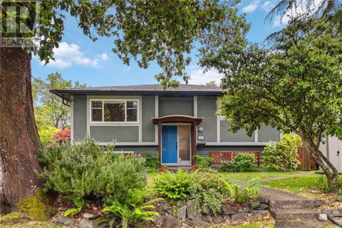 1273 HOLLOWAY St Saanich BC V8P1M8
