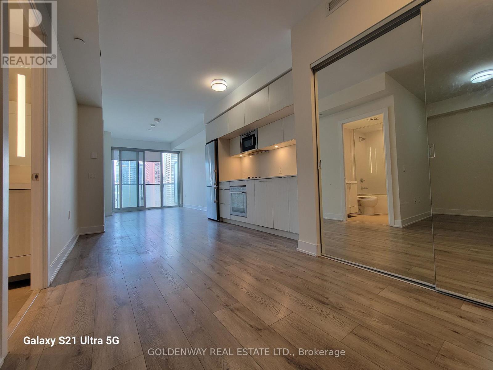 2009 - 575 BLOOR STREET E
