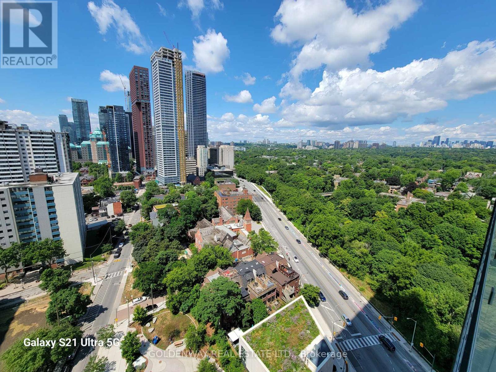 2009 - 575 BLOOR STREET E