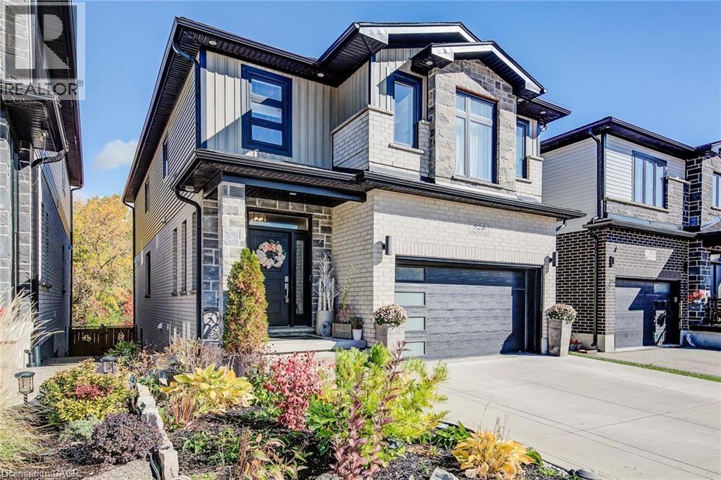 928 CHAPEL HILL Court