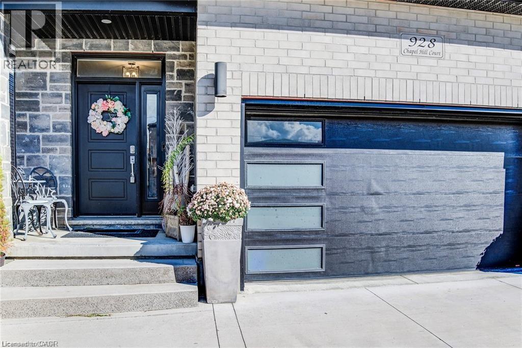 928 CHAPEL HILL Court