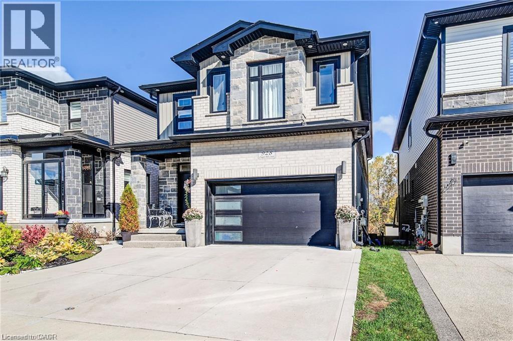 928 CHAPEL HILL Court