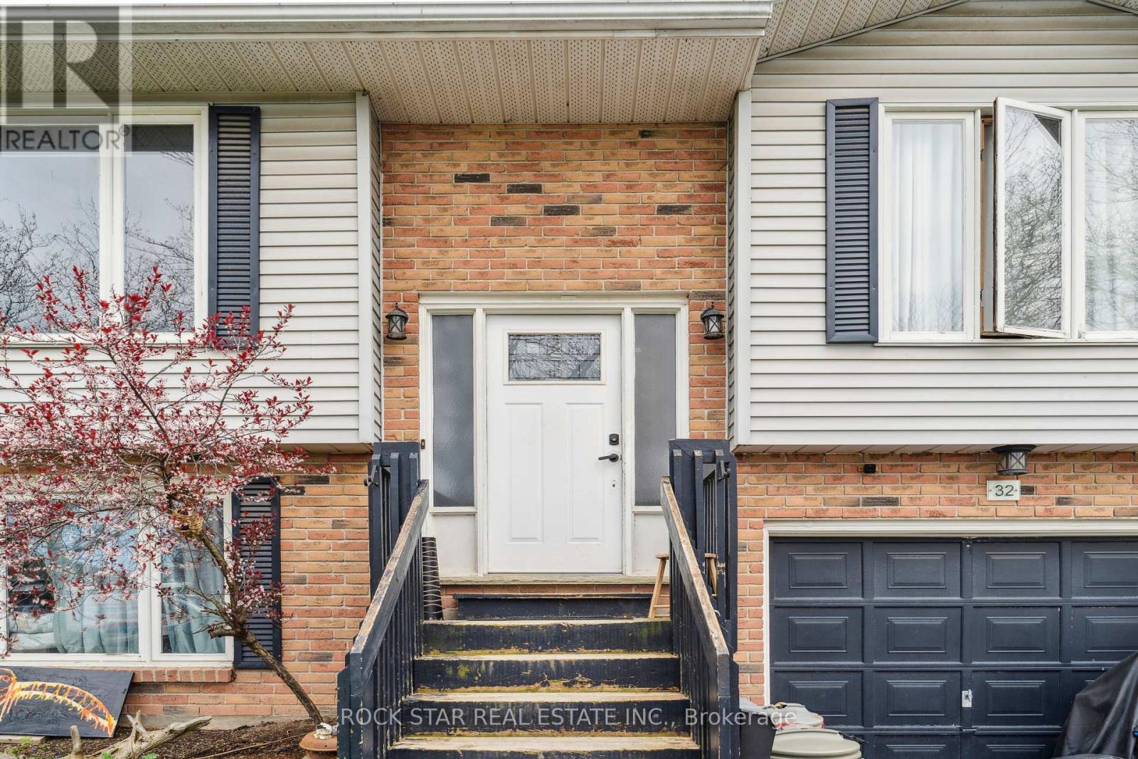 32 HEMLOCK STREET