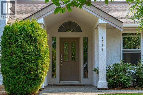 1096 Valewood Trail Saanich BC V8X5E3