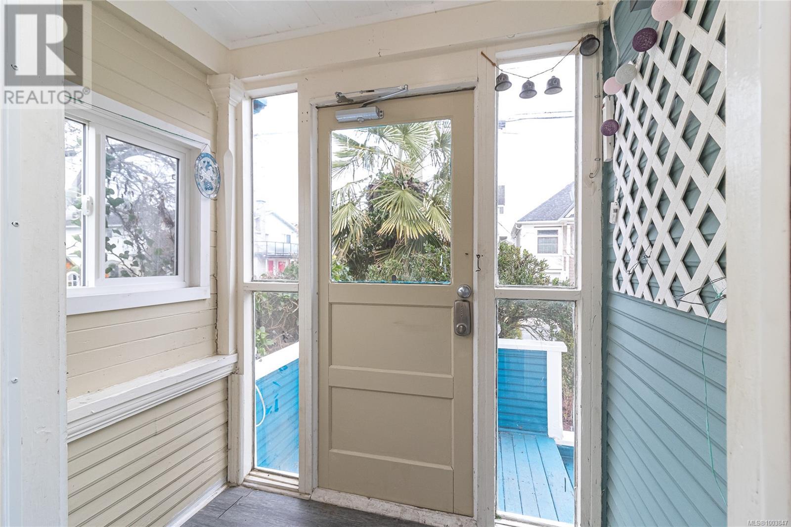 146 Simcoe St