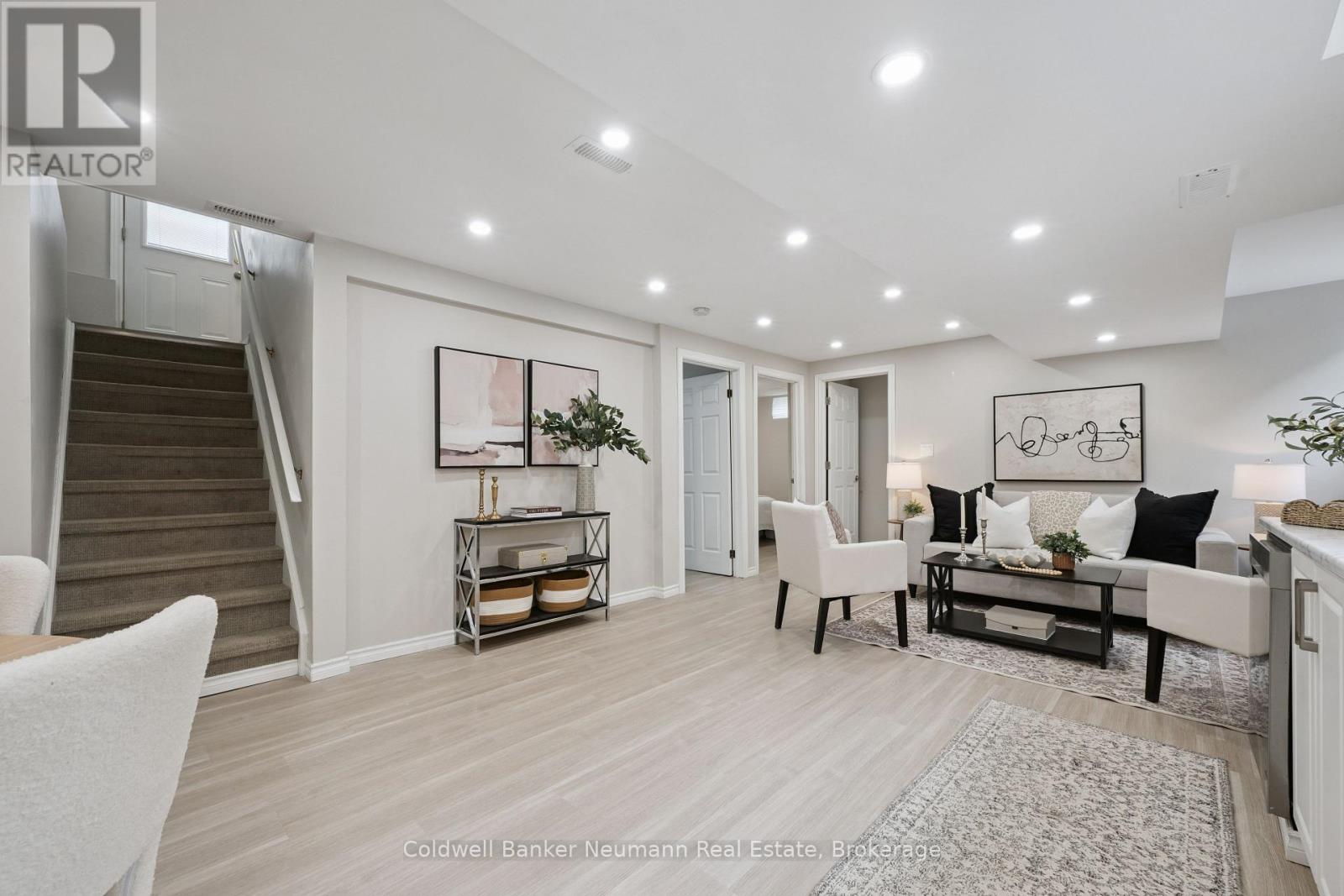 2 - 364 IMPERIAL ROAD S