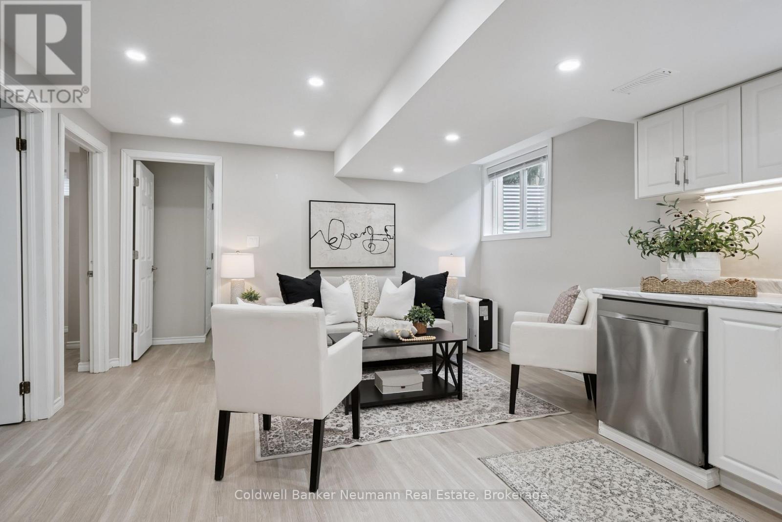 2 - 364 IMPERIAL ROAD S